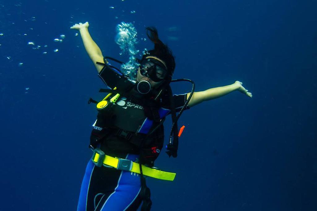 Ratu Kini Backpackers And Dive Resort Мана-Айленд Екстер'єр фото