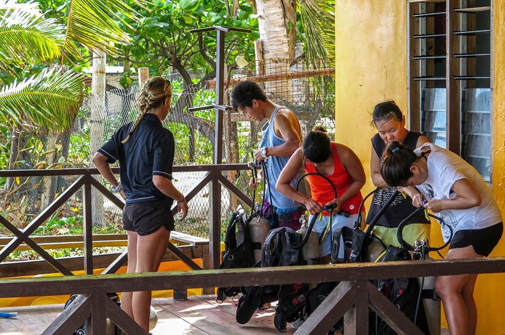 Ratu Kini Backpackers And Dive Resort Мана-Айленд Екстер'єр фото