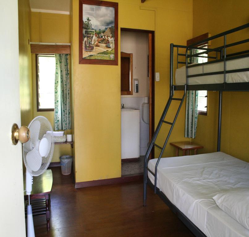 Ratu Kini Backpackers And Dive Resort Мана-Айленд Екстер'єр фото