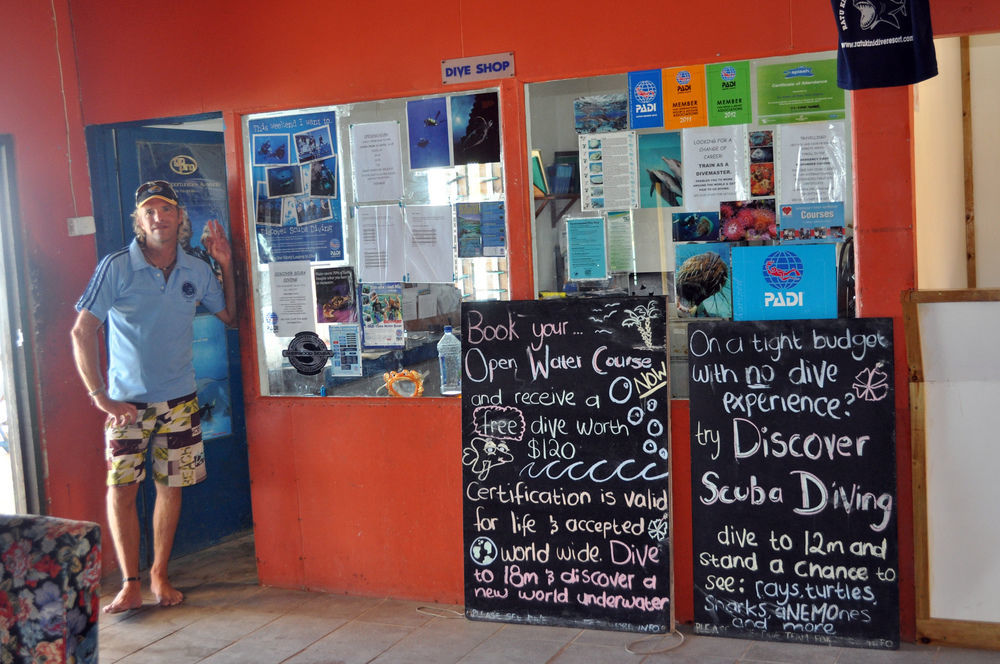 Ratu Kini Backpackers And Dive Resort Мана-Айленд Екстер'єр фото