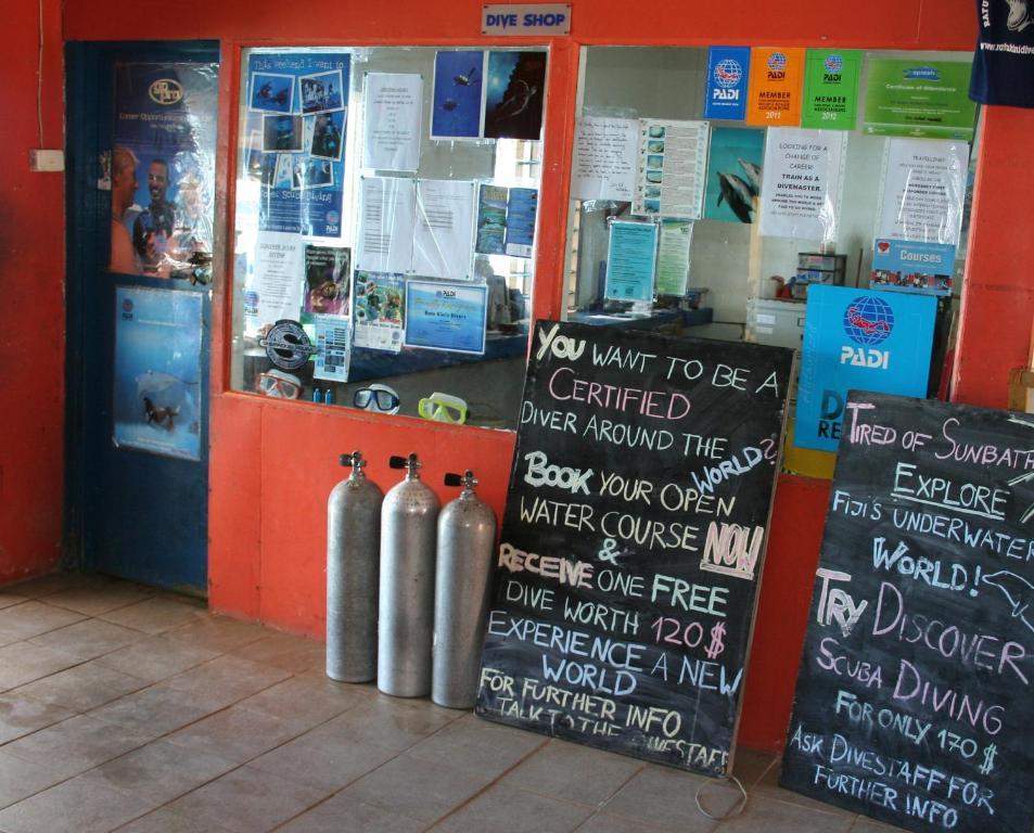 Ratu Kini Backpackers And Dive Resort Мана-Айленд Екстер'єр фото