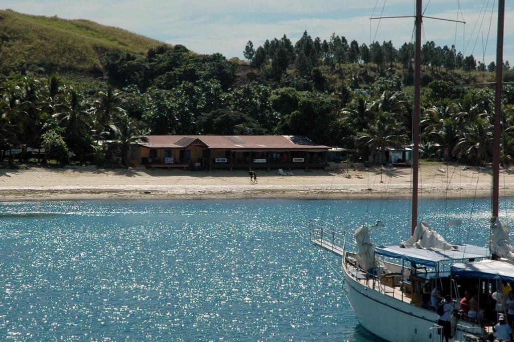 Ratu Kini Backpackers And Dive Resort Мана-Айленд Екстер'єр фото